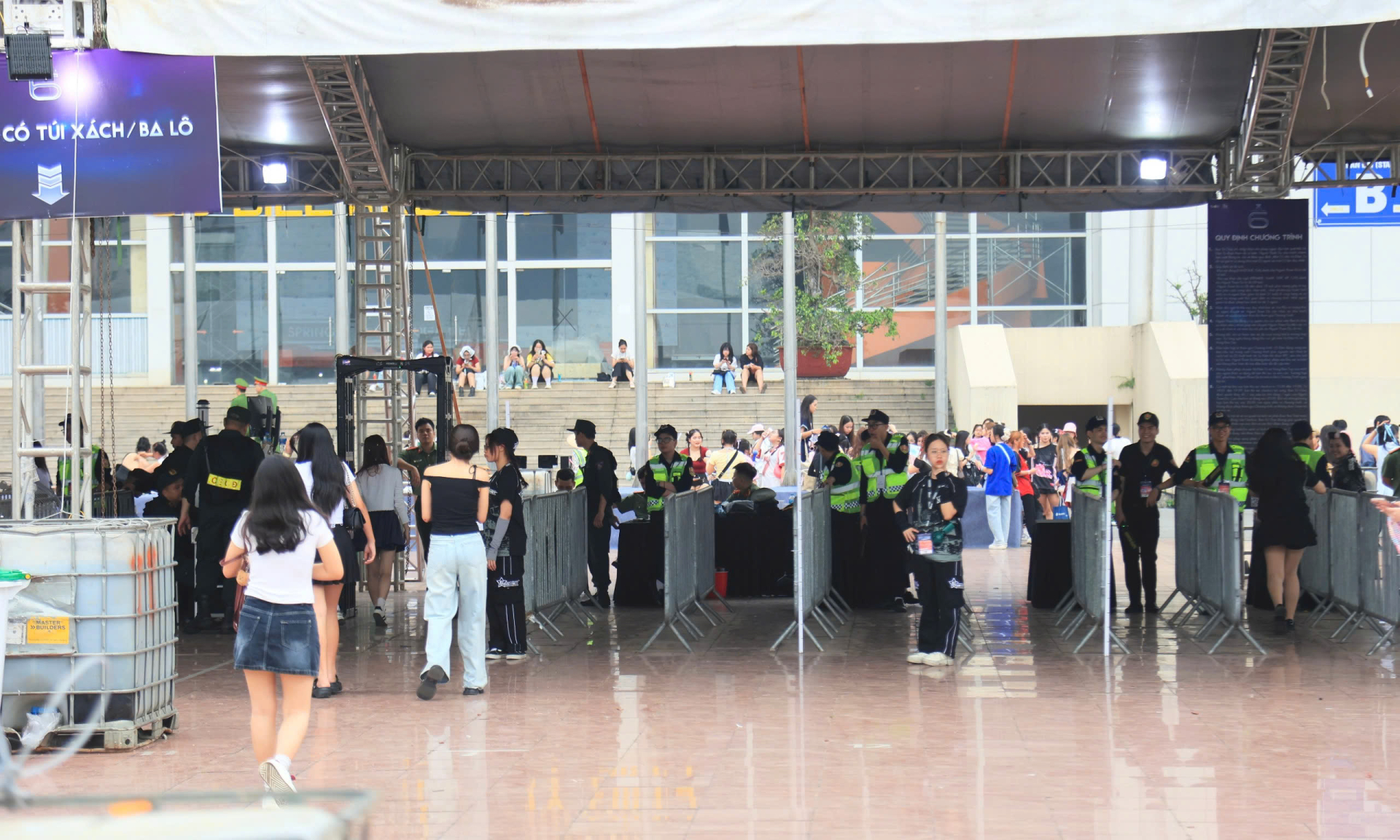 Hàng nghìn fan trẻ đổ về Mỹ Đình đón đêm cuối concert “Anh trai say hi”