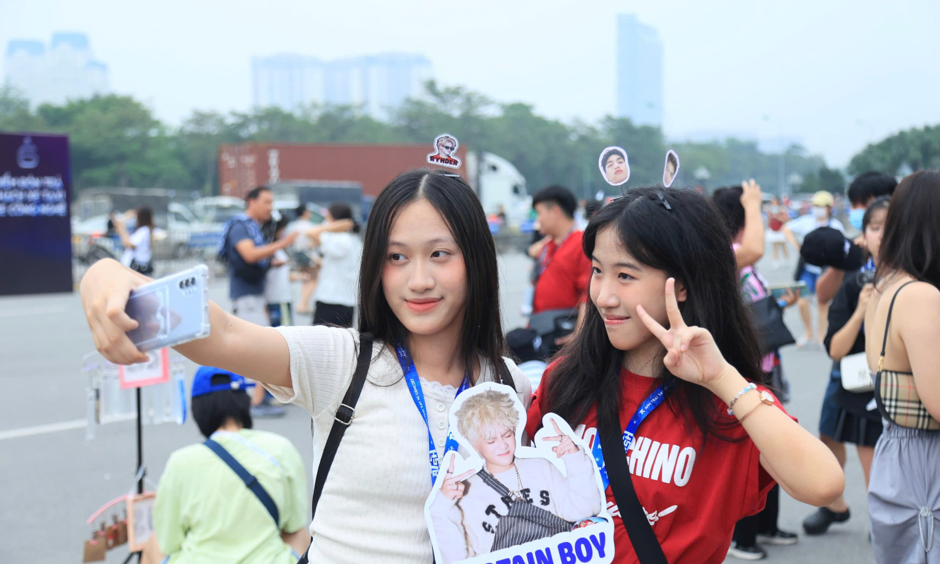 Hàng nghìn fan trẻ đổ về Mỹ Đình đón đêm cuối concert “Anh trai say hi”