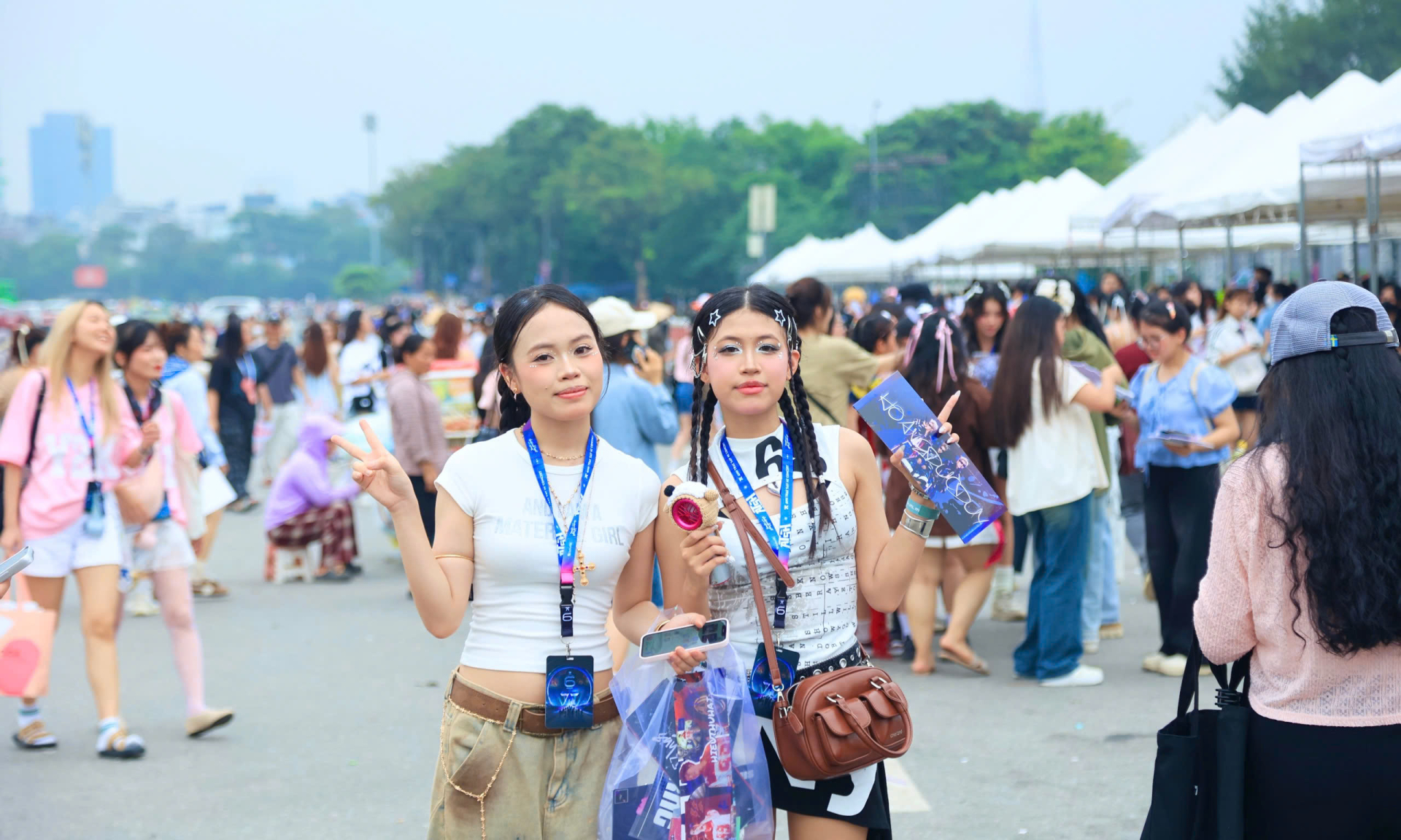 Các bạn trẻ check in trước giờ concert 
