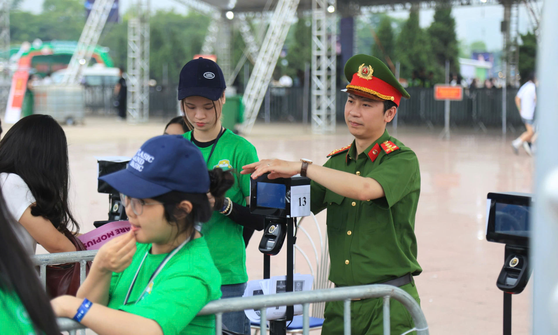 Lực lượng chức năng đã nhanh chóng có mặt đầy đủ tại khu vực soát vé, triển khai các biện pháp nghiệp vụ nhằm bảo đảm an ninh trật tự một cách nghiêm ngặt và hiệu quả.