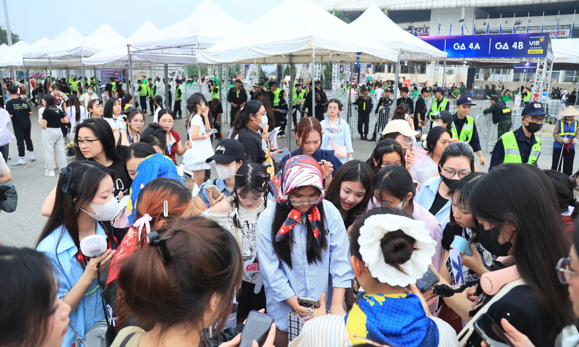 Khu vực rạp check-in và quầy soát vé đông kín người hâm mộ.