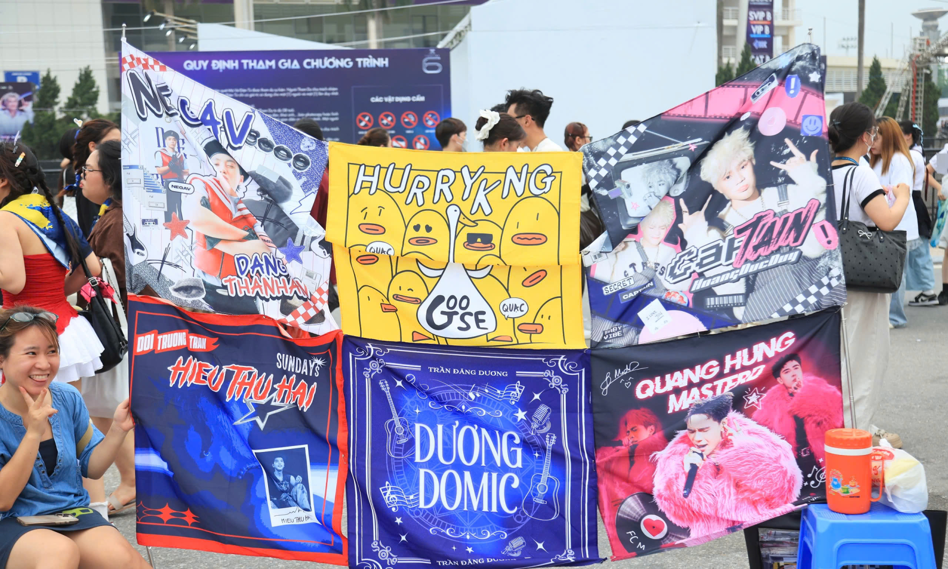 Hàng nghìn fan trẻ đổ về Mỹ Đình đón đêm cuối concert “Anh trai say hi”