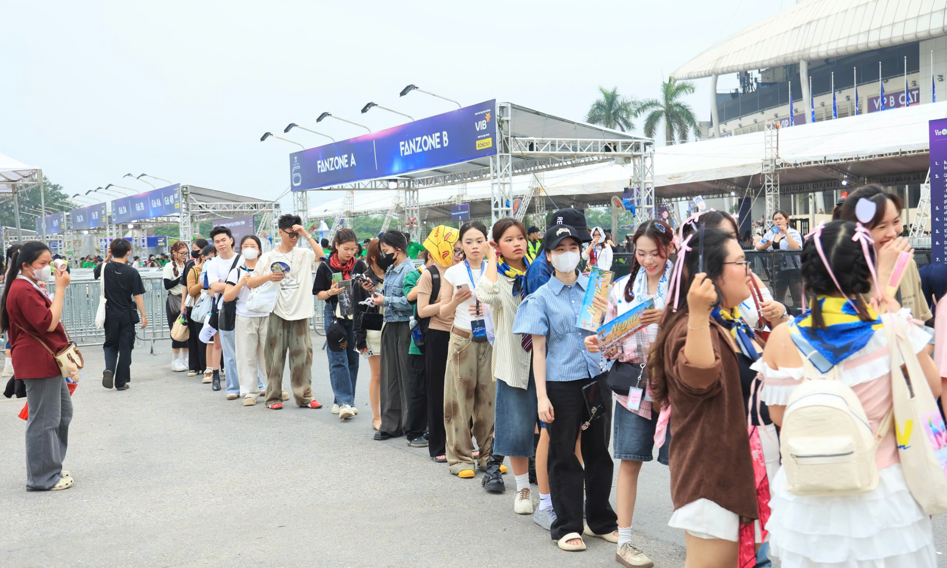 Lượng người kéo về sân vận động Mỹ Đình càng đông hơn khi về cuối chiều, họ đều là fan trung thành của một số 