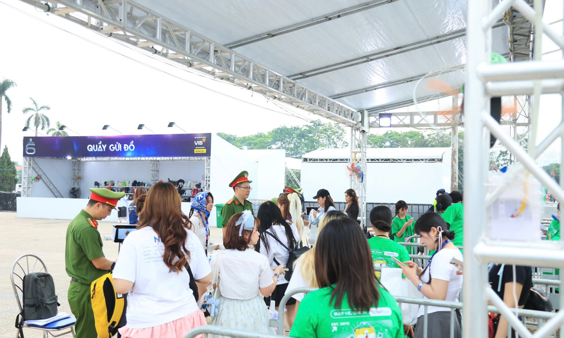 Hàng nghìn fan trẻ đổ về Mỹ Đình đón đêm cuối concert “Anh trai say hi”