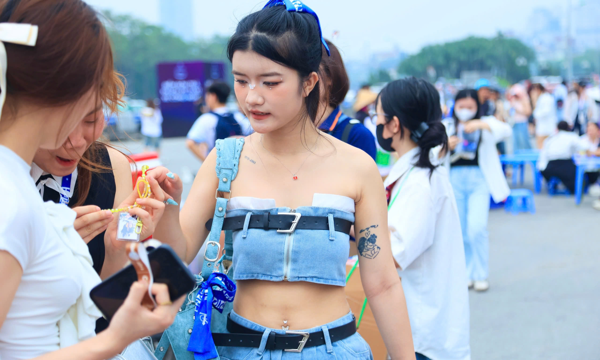 Giới trẻ tranh thủ mua các đồ trang trí trong khi chờ đợi soát vé