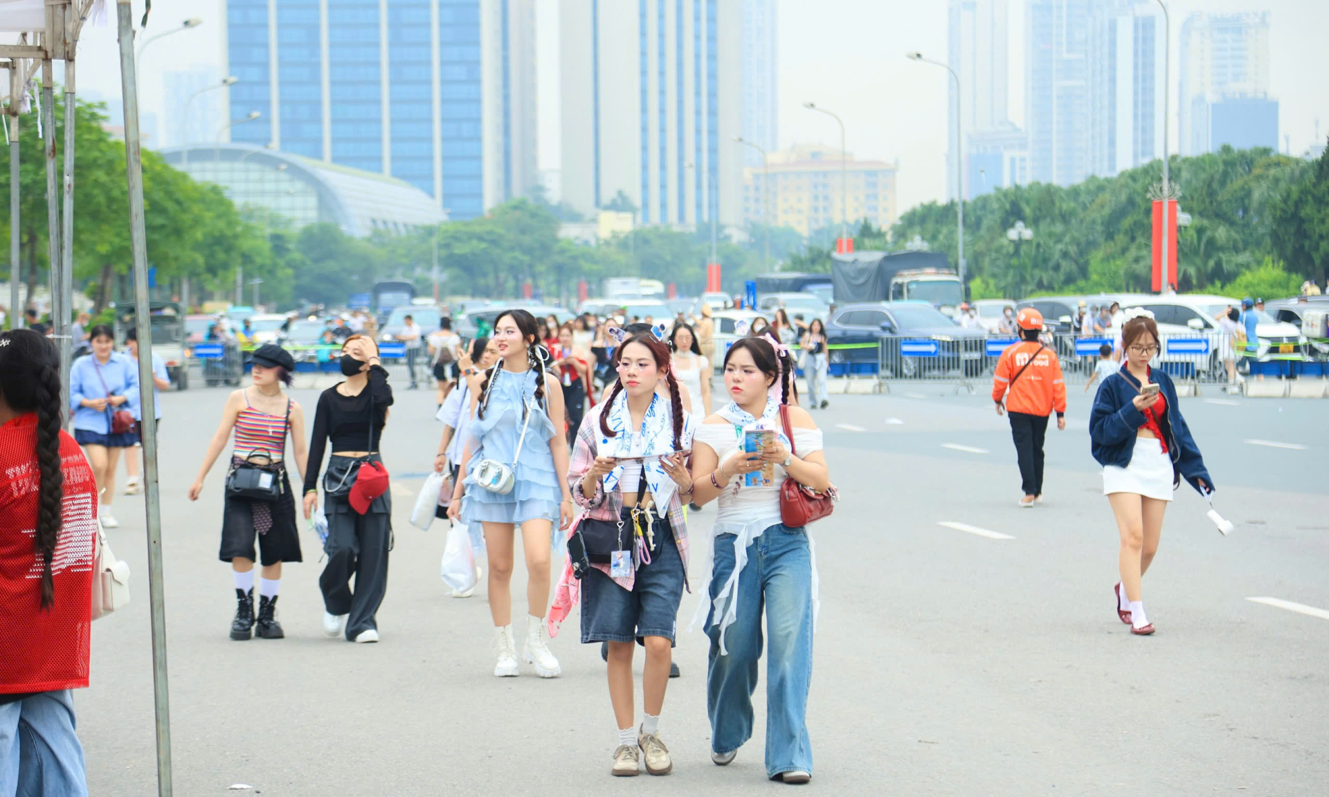 Chương trình giải trí quy tụ dàn nghệ sỹ nổi tiếng trong showbiz Việt nên thu hút lượng lớn khán giả trong nước, đặc biệt là các bạn sinh viên và học sinh tại Hà Nội.