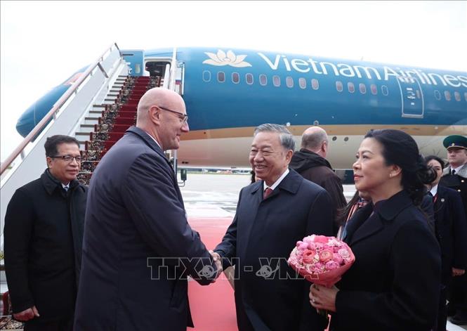 Phó Thủ tướng Nga Dmitry Chernyshenko tiễn Tổng Bí thư Tô Lâm và Phu nhân tại sân bay Vnukovo 2, thủ đô Moskva. Ảnh: Thống Nhất – TTXVN