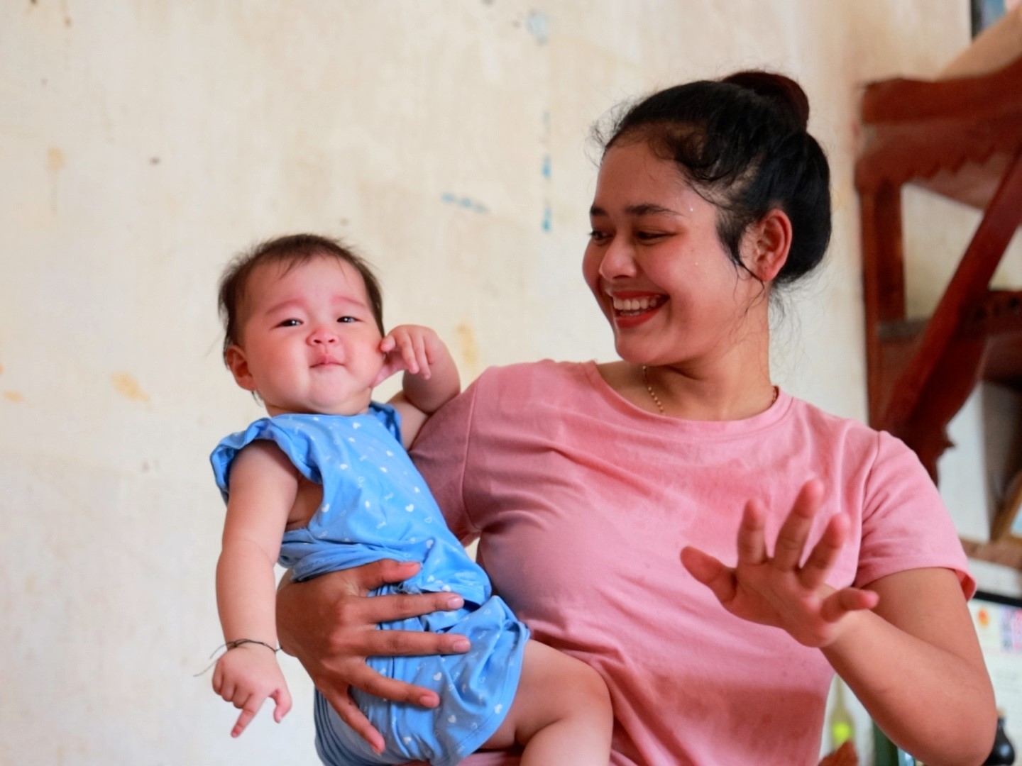 Chi Ya hạnh phúc bên con yêu