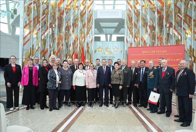 Tổng Bí thư Tô Lâm chụp ảnh chung với các cựu quân nhân, chuyên gia Belarus và những người bạn Belarus từng có đóng góp nổi bật cho Việt Nam. Ảnh: TTXVN