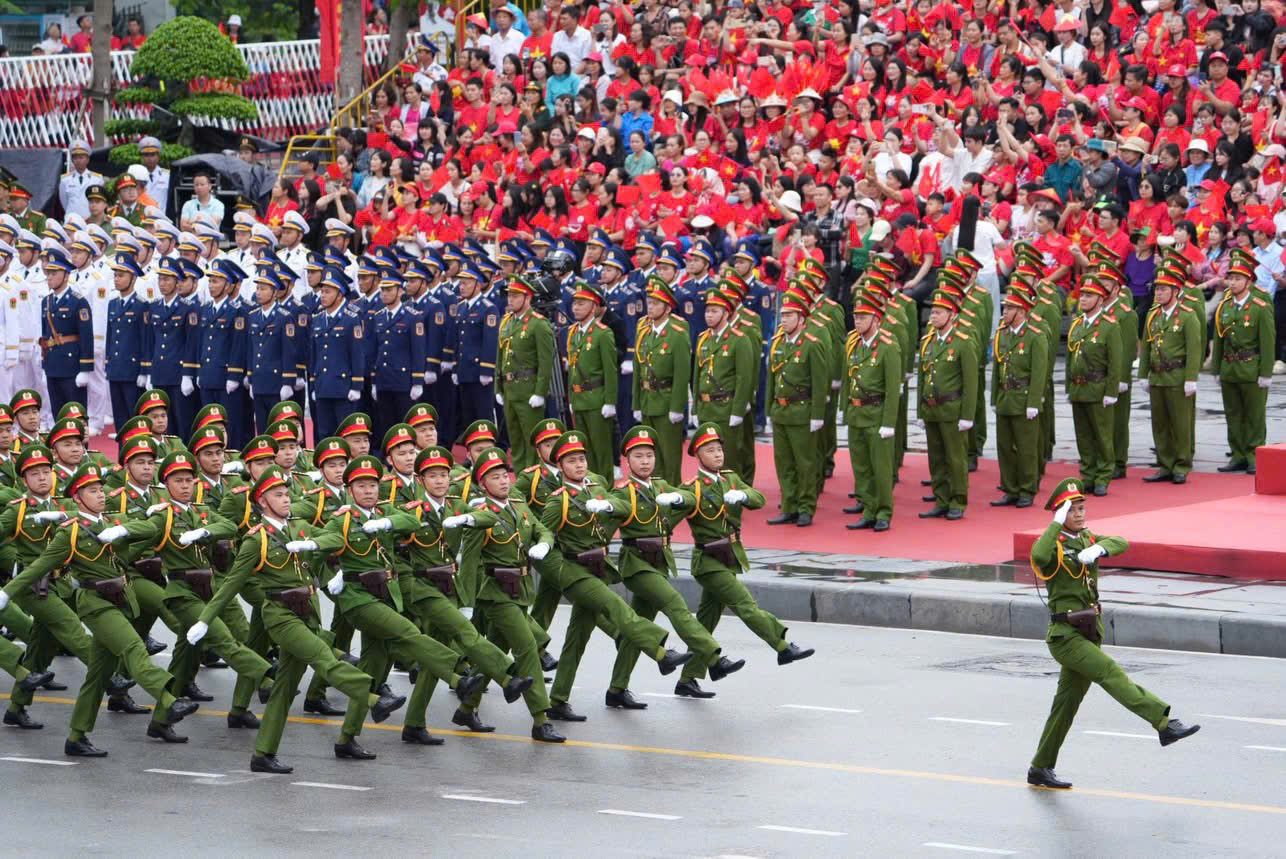 Buổi lễ bắt đầu bằng phần duyệt đội ngũ với sự tham gia của lực lượng vũ trang, công an, biên phòng cùng đại diện các cơ quan, đoàn thể, tổ chức chính trị - xã hội và đông đảo nhân dân thành phố. Các khối diễu hành di chuyển đều tăm tắp qua lễ đài, thể hiện tinh thần kỷ luật, đoàn kết và lòng trung thành với Tổ quốc.