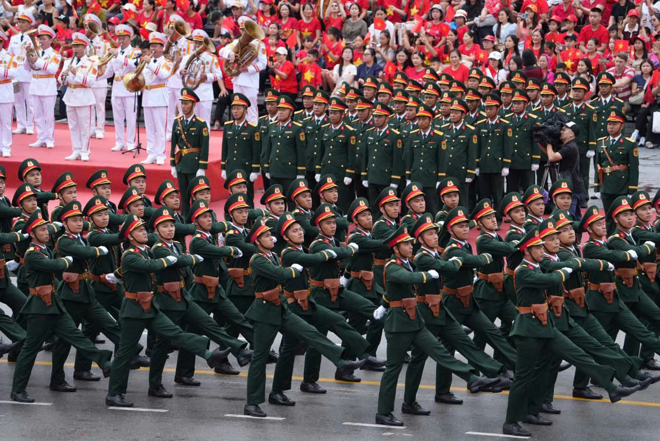 Trong không khí phấn khởi hướng tới kỷ niệm các ngày lễ lớn, chương trình duyệt đội ngũ và diễu hành quần chúng của thành phố Hải Phòng được tổ chức quy mô và ấn tượng. Đây là hoạt động điểm nhấn trong chuỗi sự kiện kỷ niệm 70 năm Ngày giải phóng thành phố dấu mốc quan trọng trong lịch sử phát triển của Hải Phòng.