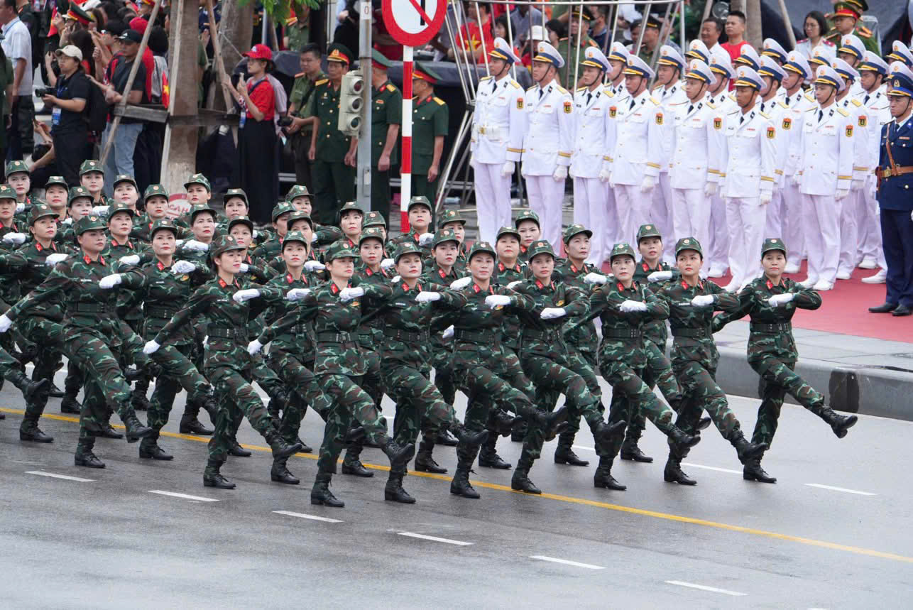 Khối nữ quân nhân, những bông hồng thép, đại diện cho gần 200 cán bộ, hội viên phụ nữ của Bộ Chỉ huy quân sự TP Hải Phòng đang tiến vào lễ đài.