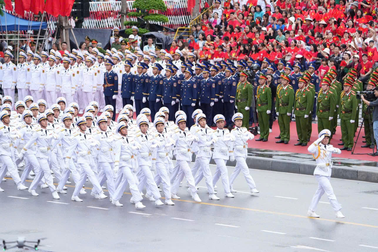 Dưới tiếng nhạc hùng tráng, các khối đội ngũ chỉnh tề, trang nghiêm đã diễu hành qua lễ đài, thể hiện tinh thần kỷ luật, sức mạnh và lòng trung thành tuyệt đối với Tổ quốc và nhân dân.