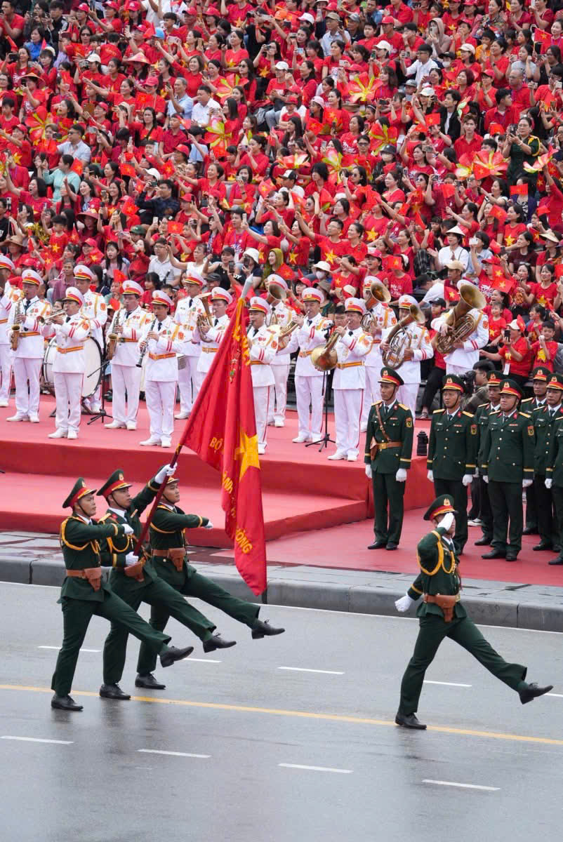 Ngay từ sáng sớm, các tuyến phố trung tâm rợp cờ hoa, băng rôn chào mừng. Hàng nghìn người dân và du khách đã tập trung hai bên đường để chứng kiến những màn diễu binh, diễu hành trang nghiêm, sống động.