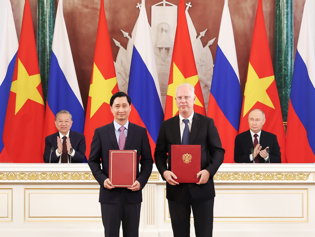 Trước sự chứng kiến của Tổng Bí thư Tô Lâm và Tổng thống Nga Putin, ông Kirill Dmitriev, đại diện đặc biệt của Tổng thống Nga về kinh tế và đầu tư nước ngoài, Tổng Giám đốc Quỹ Đầu tư Trực tiếp Nga (RDIF) đại diện phía Nga trao đổi văn kiện hợp tác với ông Ngô Chí Dũng, Chủ tịch kiêm Tổng Giám đốc Công ty vắcxin VNVC; Ảnh: Thống Nhất