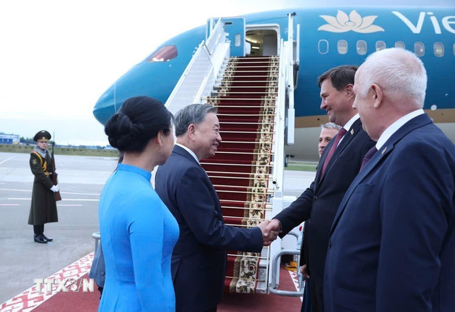 Lễ tiễn Tổng Bí thư Tô Lâm và Phu nhân tại sân bay quốc tế Minsk. (Ảnh: Thống Nhất/TTXVN)