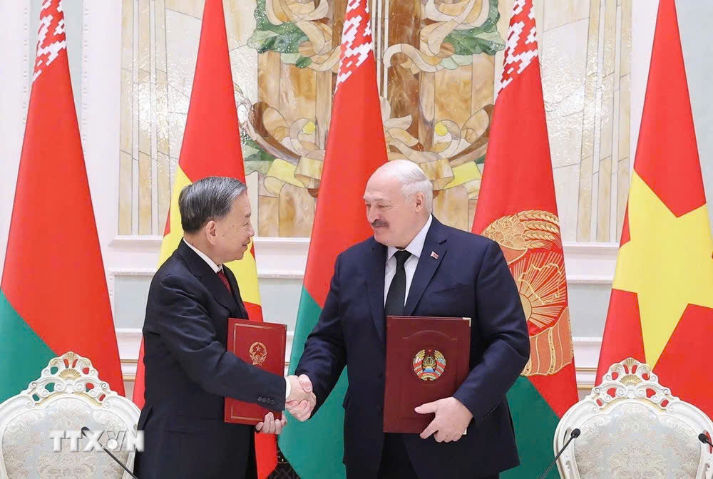 Tổng Bí thư Tô Lâm và Tổng thống Aleksandr Lukashenko ký Tuyên bố chung về việc thiết lập quan hệ Đối tác chiến lược Việt Nam-Belarus. (Ảnh: Thống Nhất/TTXVN)