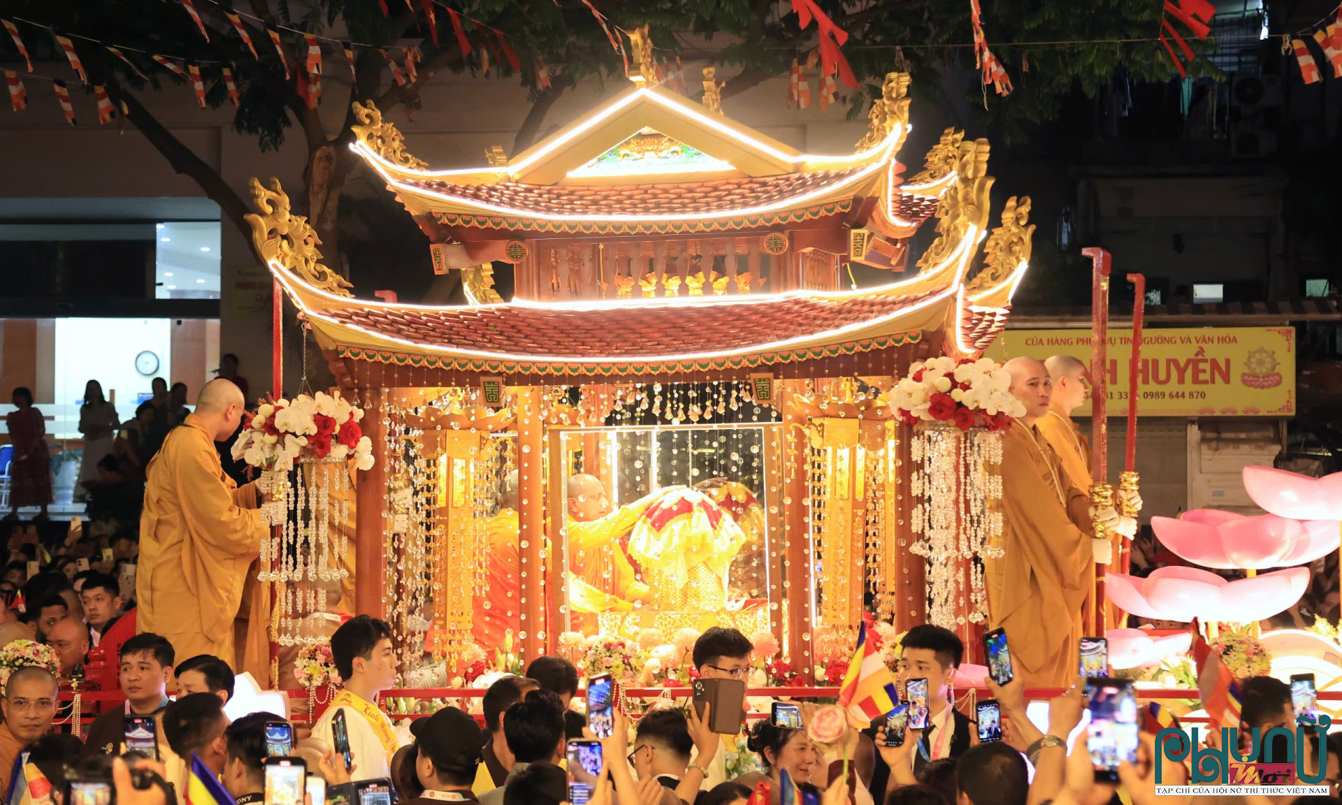 Trong tiếng chuông trống bát nhã trầm hùng, đoàn cung rước chính thức khởi hành. Dẫn đầu là xe hoa trang trí rực rỡ, tôn nghiêm, trên đó tôn trí xá lợi Đức Phật, bảo vật thiêng liêng đối với hàng triệu tín đồ Phật giáo trên khắp thế giới.