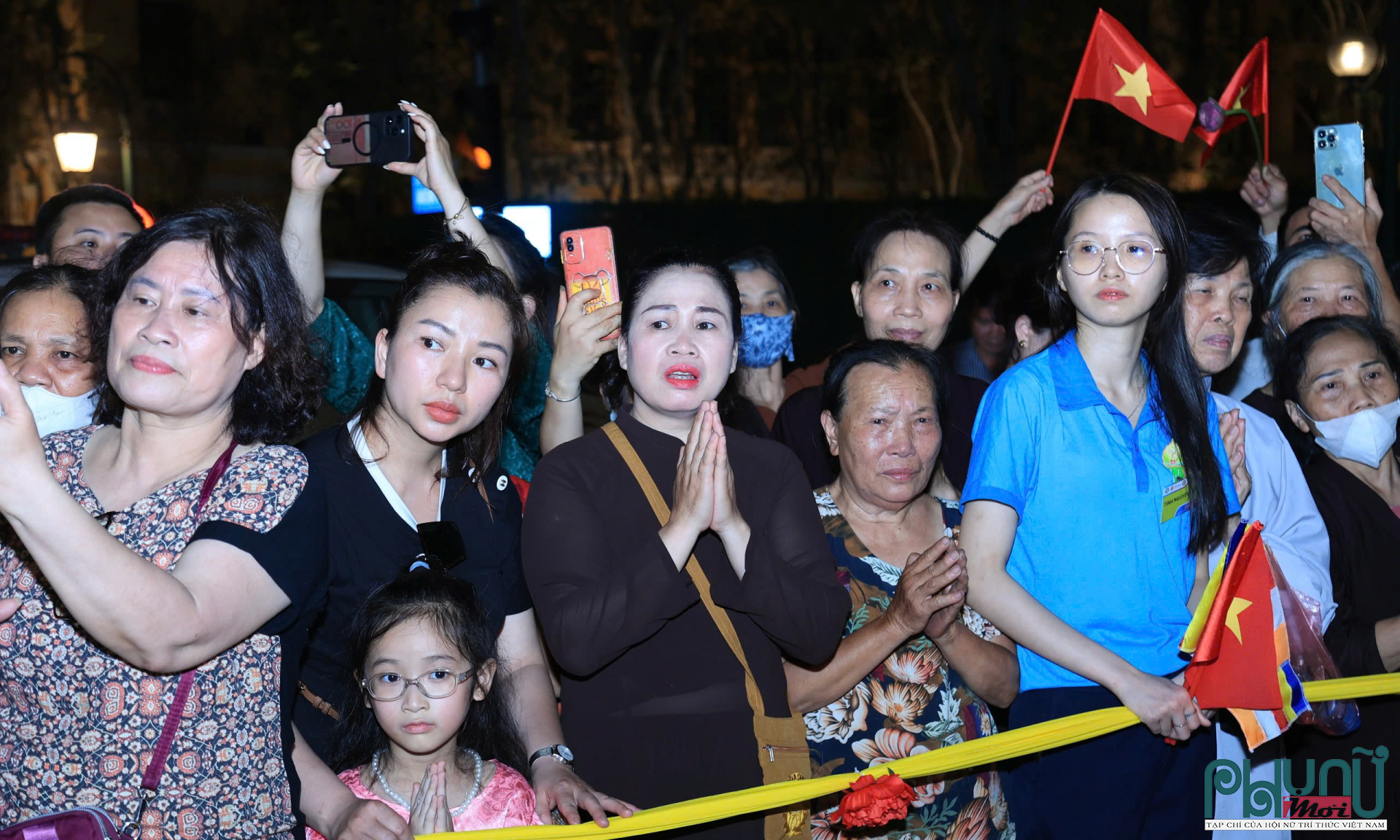 Khi đoàn rước tiến đến, từng ánh mắt hướng về phía xá lợi với niềm xúc động rõ rệt. Nhiều người không cầm được nước mắt khi được tận mắt chiêm bái di vật thiêng liêng, được xem như hiện thân của trí tuệ, từ bi và giác ngộ.