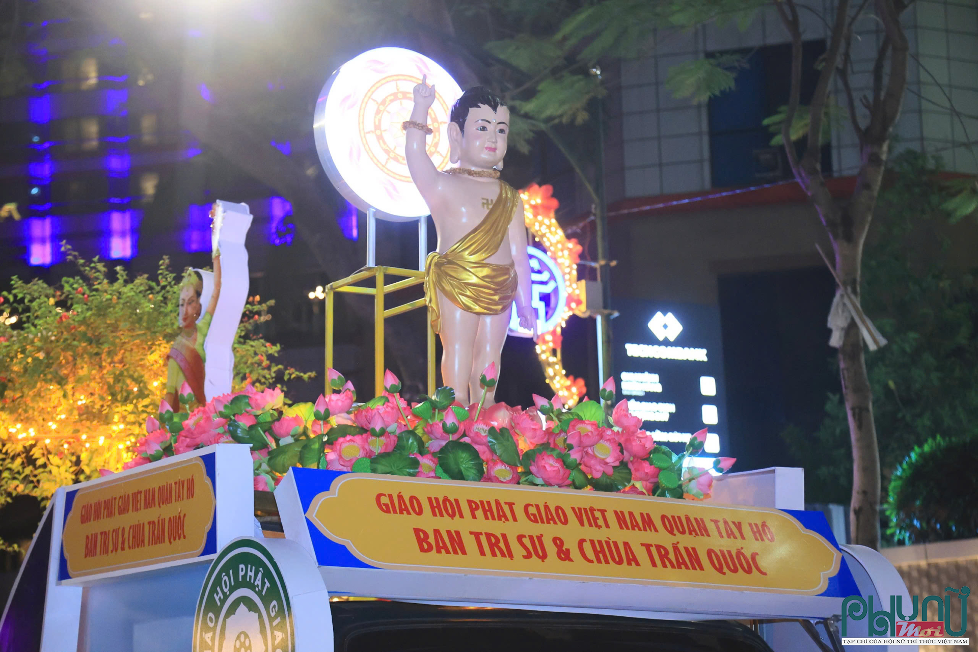 Xá lợi Đức Phật được cung rước trang nghiêm qua các tuyến phố Thủ đô