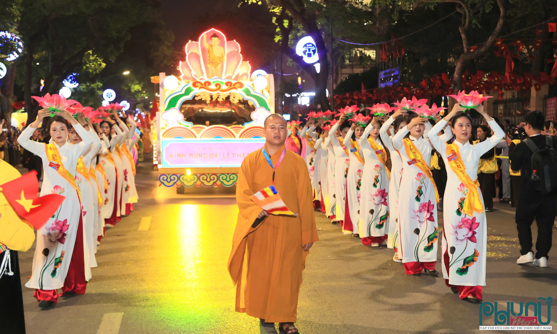 Lễ rước còn có sự tham gia của các đội hình cầm hoa sen biểu tượng của sự thuần khiết và trí tuệ cùng các pháp khí linh thiêng như chuông, mõ, trống, tạo nên âm vang trầm hùng lan tỏa khắp phố phường.