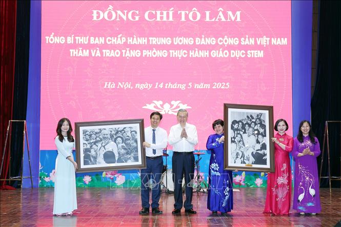 Tổng Bí thư tặng ảnh Chủ tịch Hồ Chí Minh cho Trường THPT Chuyên Hà Nội- Amsterdam và Trường THCS Cầu Giấy - Ảnh: TTXVN