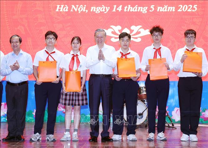 Tổng Bí thư tặng học bổng cho học sinh xuất sắc Trường THCS Cầu Giấy- Ảnh: TTXVN