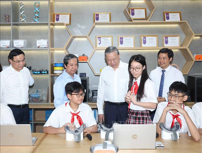 Tổng Bí thư thăm phòng thực hành giáo dục STEM của Trường THCS Cầu Giấy - Ảnh: TTXVN