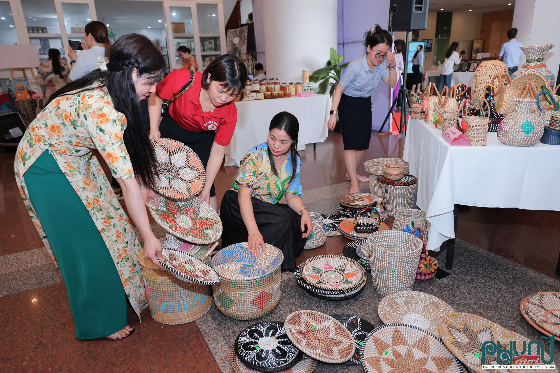 Gian hàng chị Cao Thị Đào (Nga Sơn, Thanh Hóa) với sản phẩm thủ công mỹ nghệ đan cói