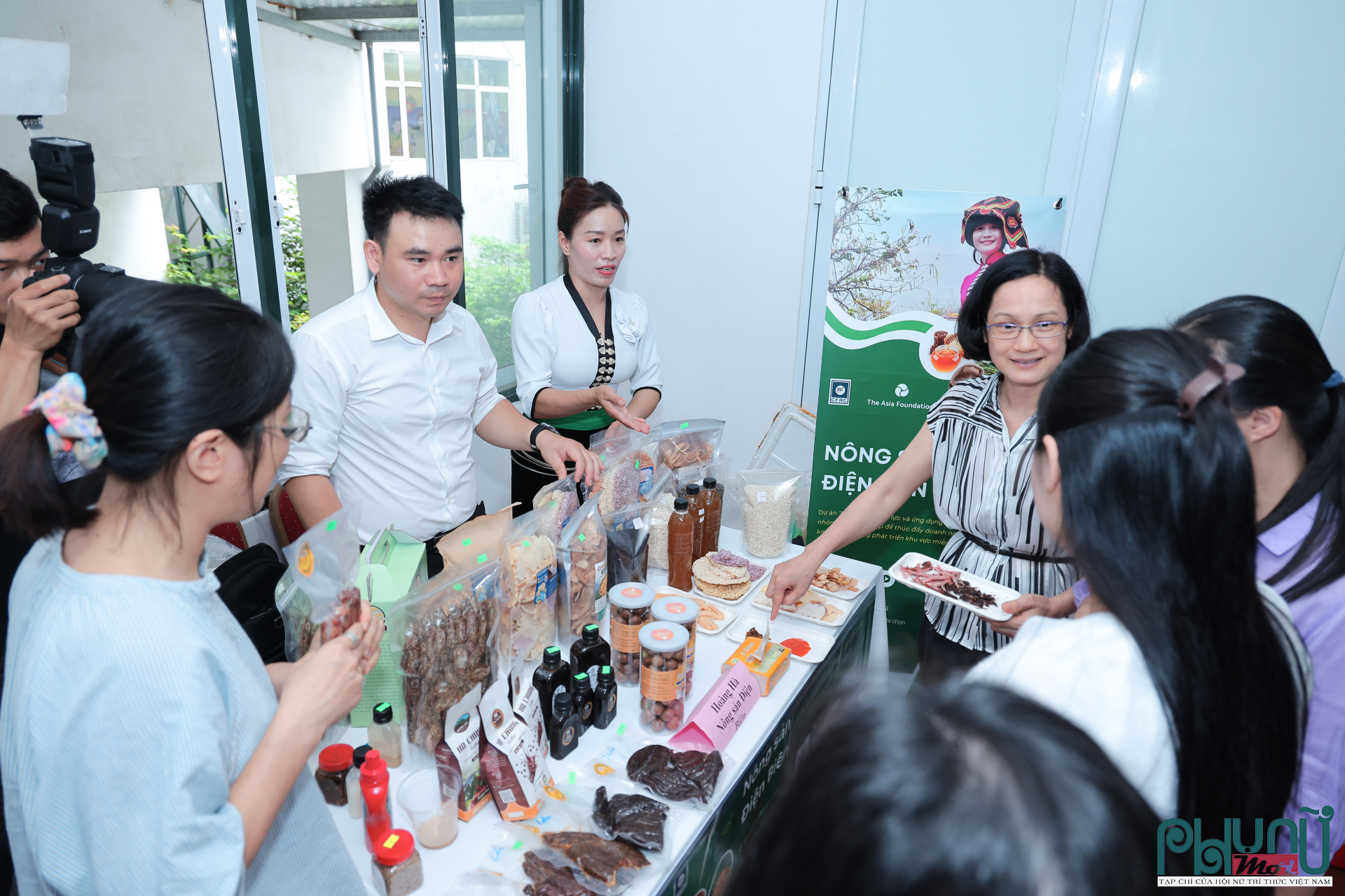 Gian hàng nông sản của Điện biên thu hút nhiều khách tham quan mua sắm sử dụng sản phẩm