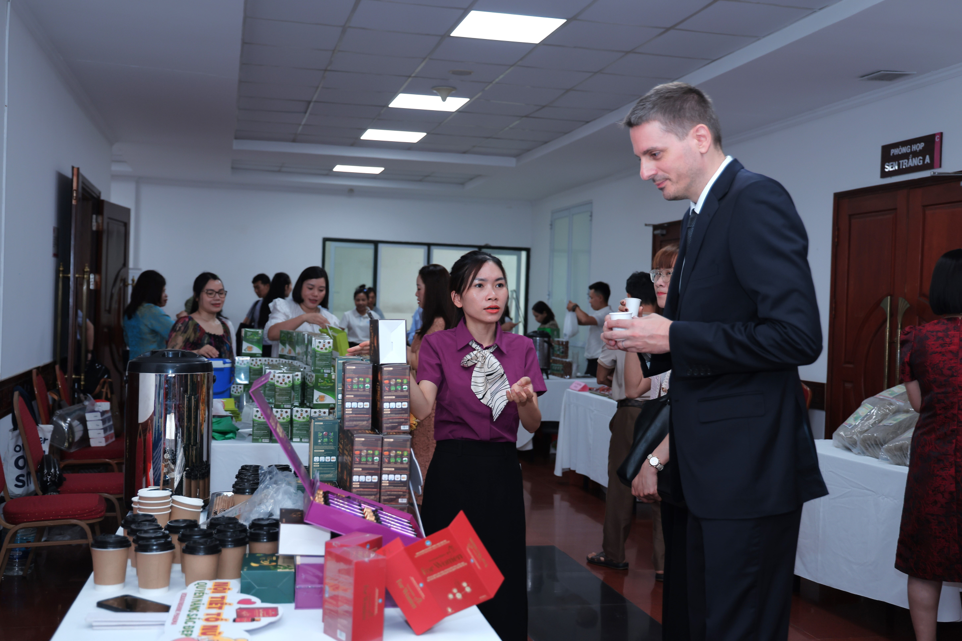 Các đại biểu tham quan các gian hàng