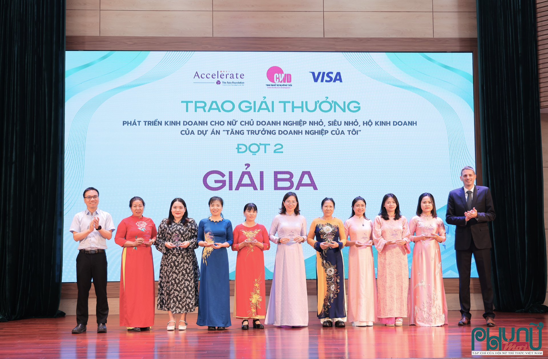  9 giải ba, mỗi giải trị giá 10 triệu đồng, đã vinh danh những mô hình kinh doanh có tính khả thi cao, thể hiện sự đổi mới, sáng tạo trong tiếp cận thị trường và có cam kết đóng góp cho cộng đồng.