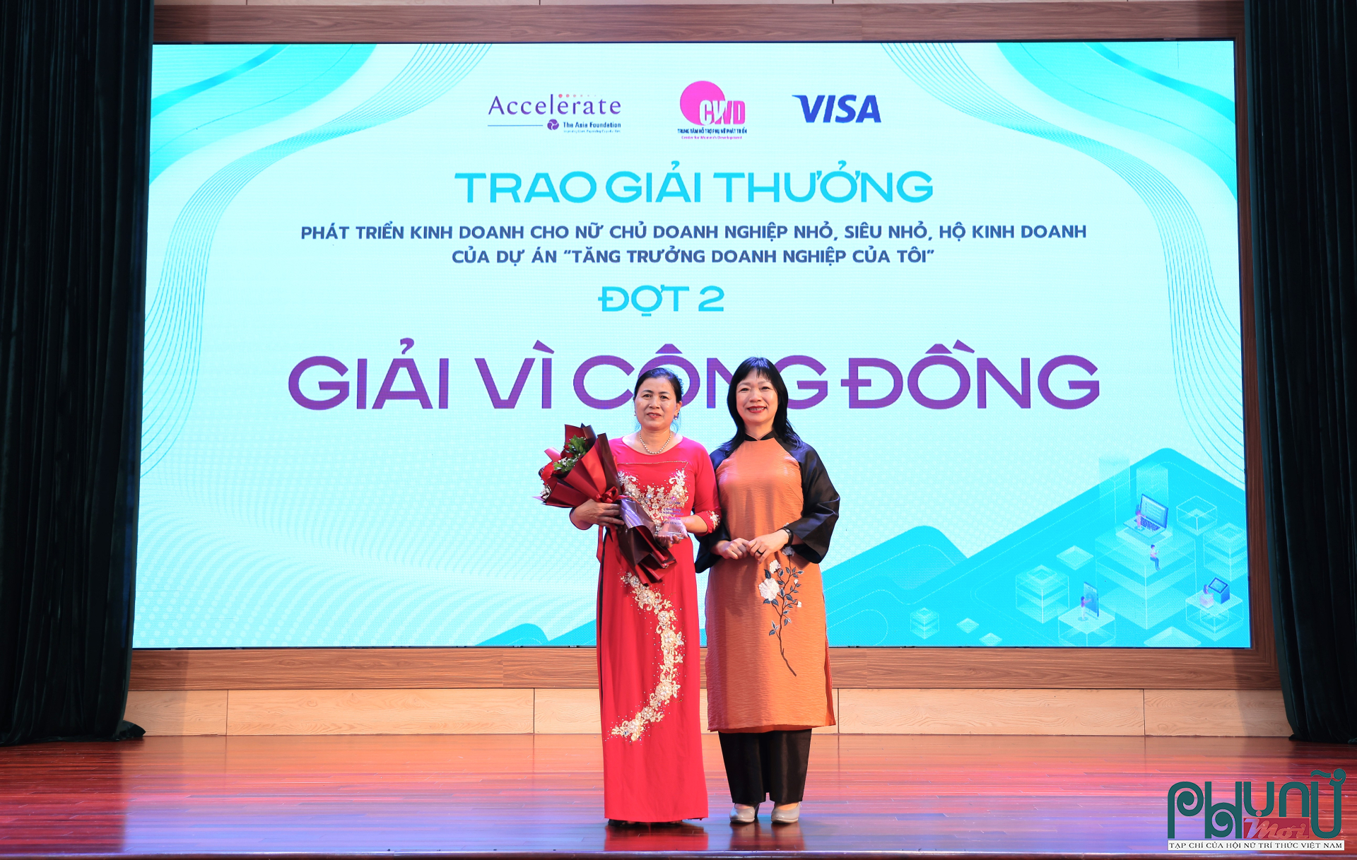 Một điểm đặc biệt trong đợt 2 của Giải thưởng Phát triển kinh doanh là sự ra đời của hạng mục giải “Vì cộng đồng” hoàn toàn mới và vô cùng ý nghĩa, với mức thưởng lên tới 25 triệu đồng. Giải thưởng này nhằm tôn vinh mô hình không chỉ có định hướng kinh doanh bền vững mà còn thể hiện tác động tích cực, lan tỏa và lâu dài đến cộng đồng, đặc biệt là các nhóm yếu thế, phụ nữ và trẻ em. Chị Phạm Thị Ngân (Hoằng Hóa, Thanh Hóa) với sản phẩm mây tre đan, may túi siêu thị xuất khẩu đã vinh dự là chủ nhân đầu tiên của giải thưởng này.