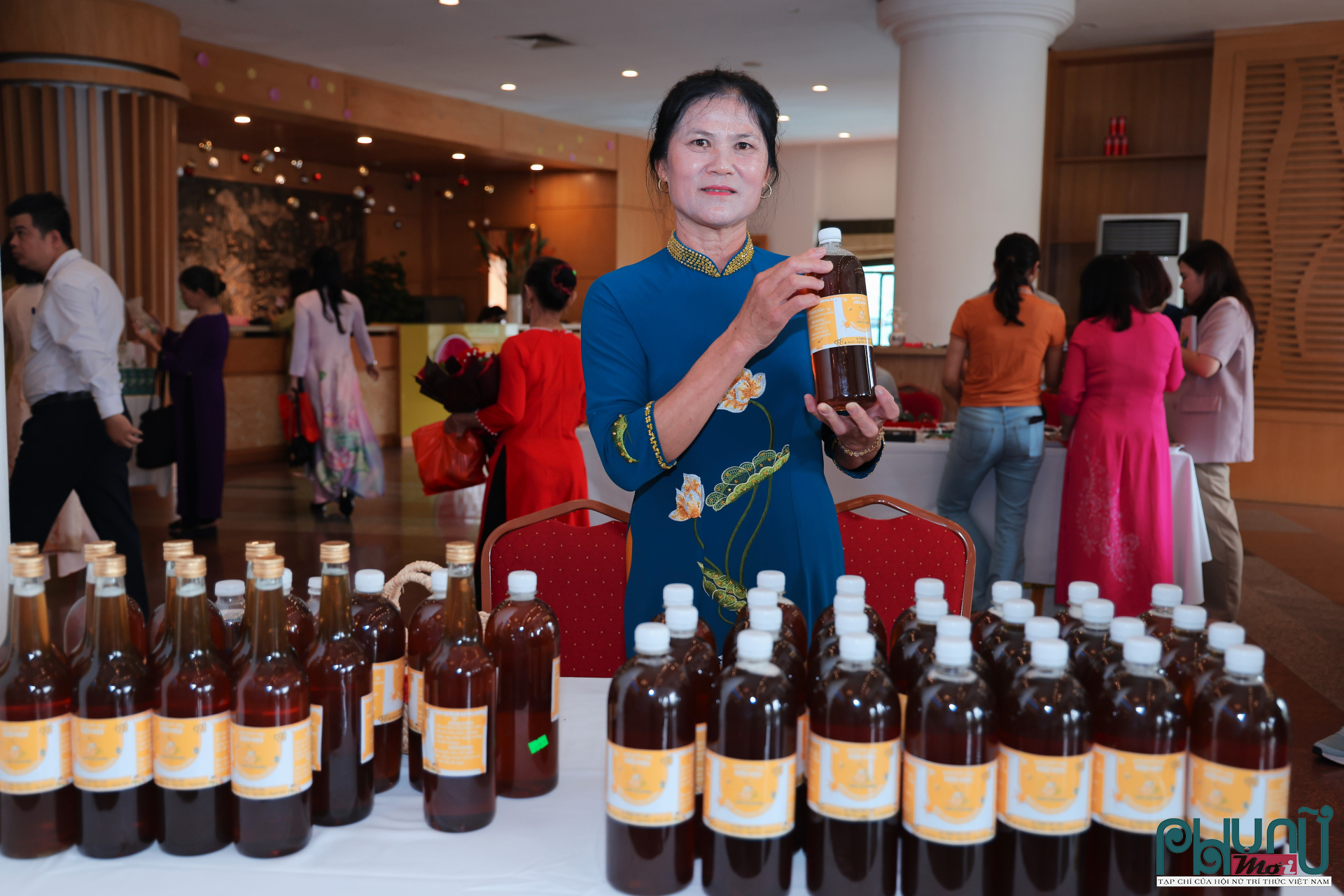  Gian hàng chị Mai Thị Nga (Nga Sơn, Thanh Hóa) với mô hình nuôi tôm kết hợp nuôi ong lấy mật đạt giải nhất.