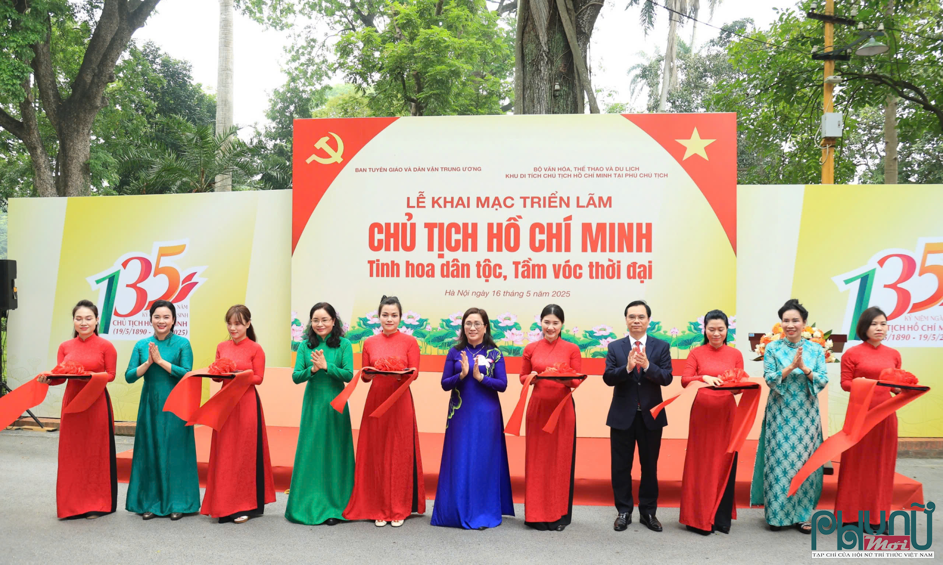 Các đại biểu cắt băng khai mạc triển lãm