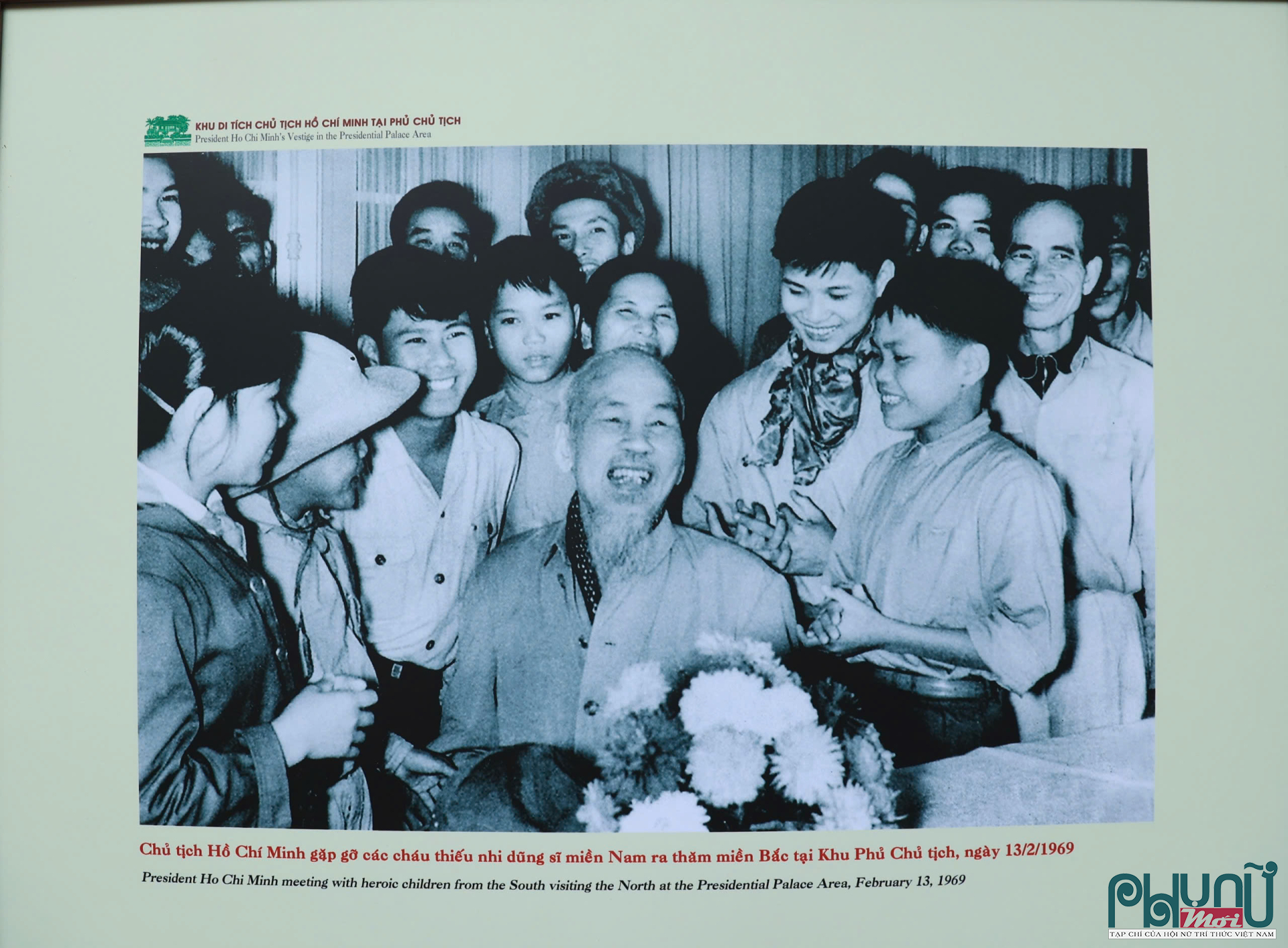 Chủ tịch Hồ Chí Minh gặp gỡ các cháu thiếu nhi dũng sĩ miền Nam ra thăm miền Bắc tại Khu Phủ Chủ tịch, ngày 13/2/1969.