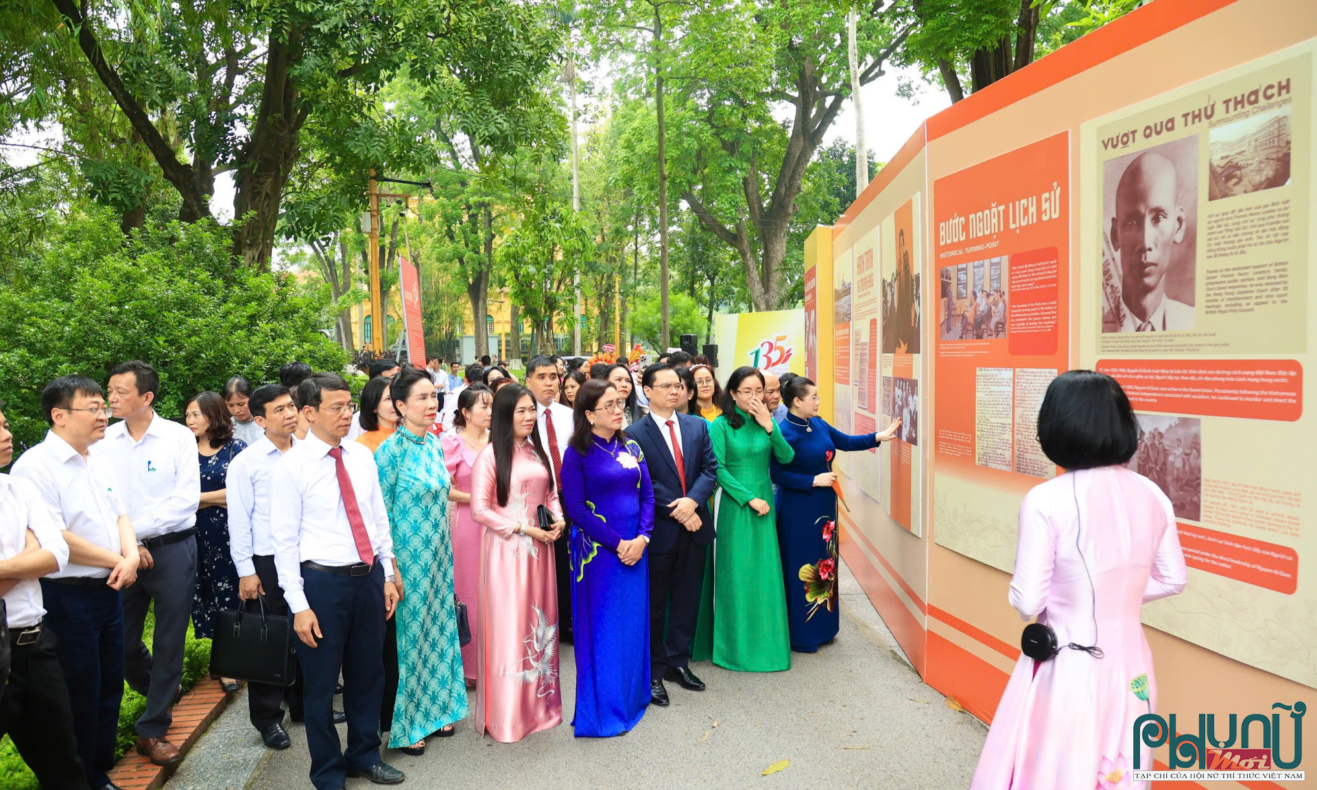 Các đại biểu tham quan không gian triển lãm Quốc gia “Chủ tịch Hồ Chí Minh - Tinh hoa dân tộc, Tầm vóc thời đại” tại Khu di tích Chủ tịch Hồ Chí Minh.