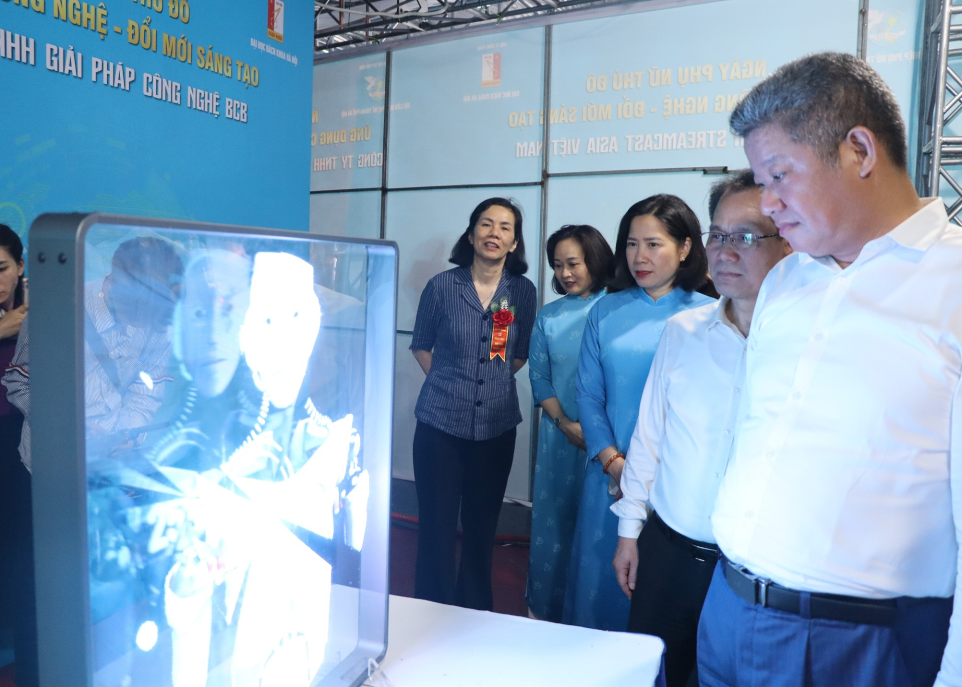 Các đại biểu tham quan các gian hàng trung bày sản phẩm ứng dụng công nghệ cao, sản phẩm làng nghề sáng tạo của các nữ nghệ nhân, nhà khoa học, doanh nghiệp nữ làm chủ. Ảnh: PNTD