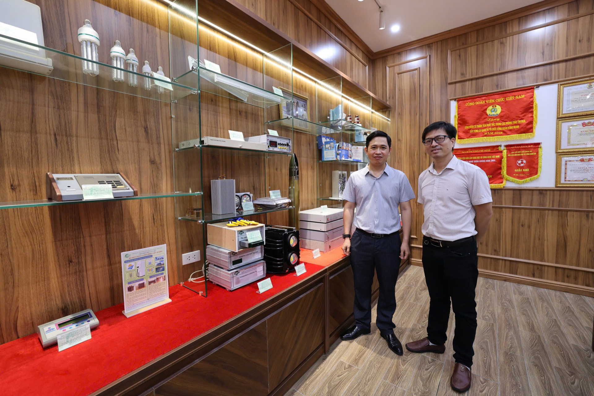 Các phòng thí nghiệm và Phòng truyền thống Viện Khoa học vật liệu ở nhà B1, A12 và A2