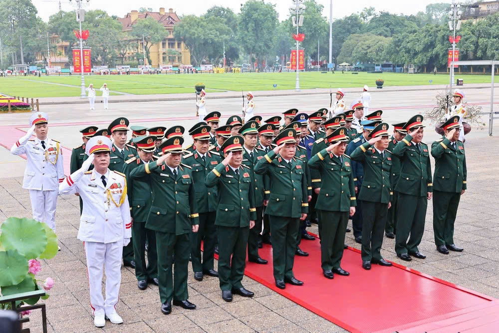 Đoàn đại biểu Quân ủy Trung ương-Bộ Quốc phòng vào Lăng viếng Chủ tịch Hồ Chí Minh. (Ảnh: Minh Đức/TTXVN)