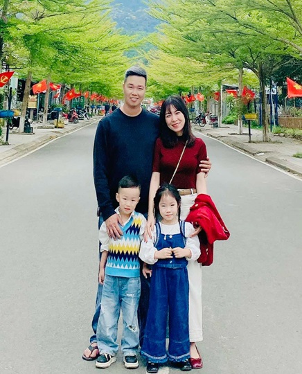 Hai bé Phúc Lâm và Quỳnh Nhi tinh nghịch ở tuổi lên 4 cùng bố mẹ