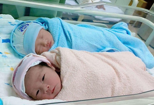 Hai em bé Trương Phúc Lâm và Trương Quỳnh Nhi ngày chào đời