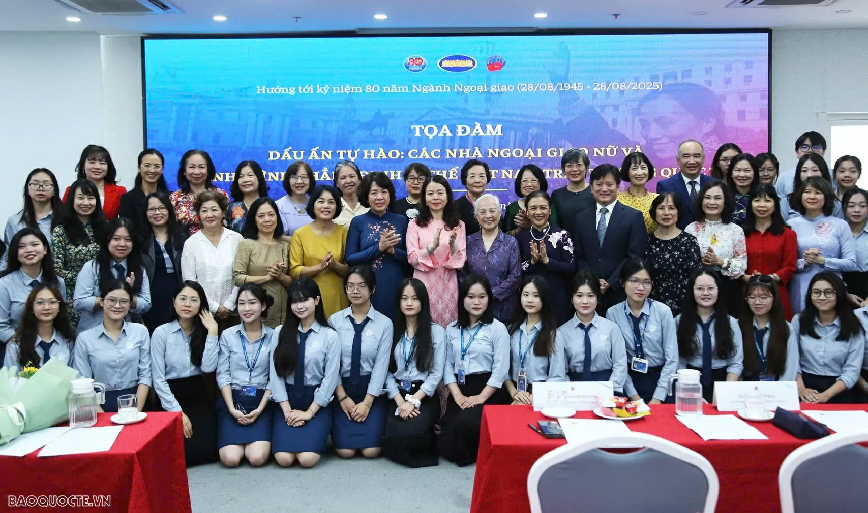 Các đại biểu chụp ảnh lưu niệm. Ảnh: BQT