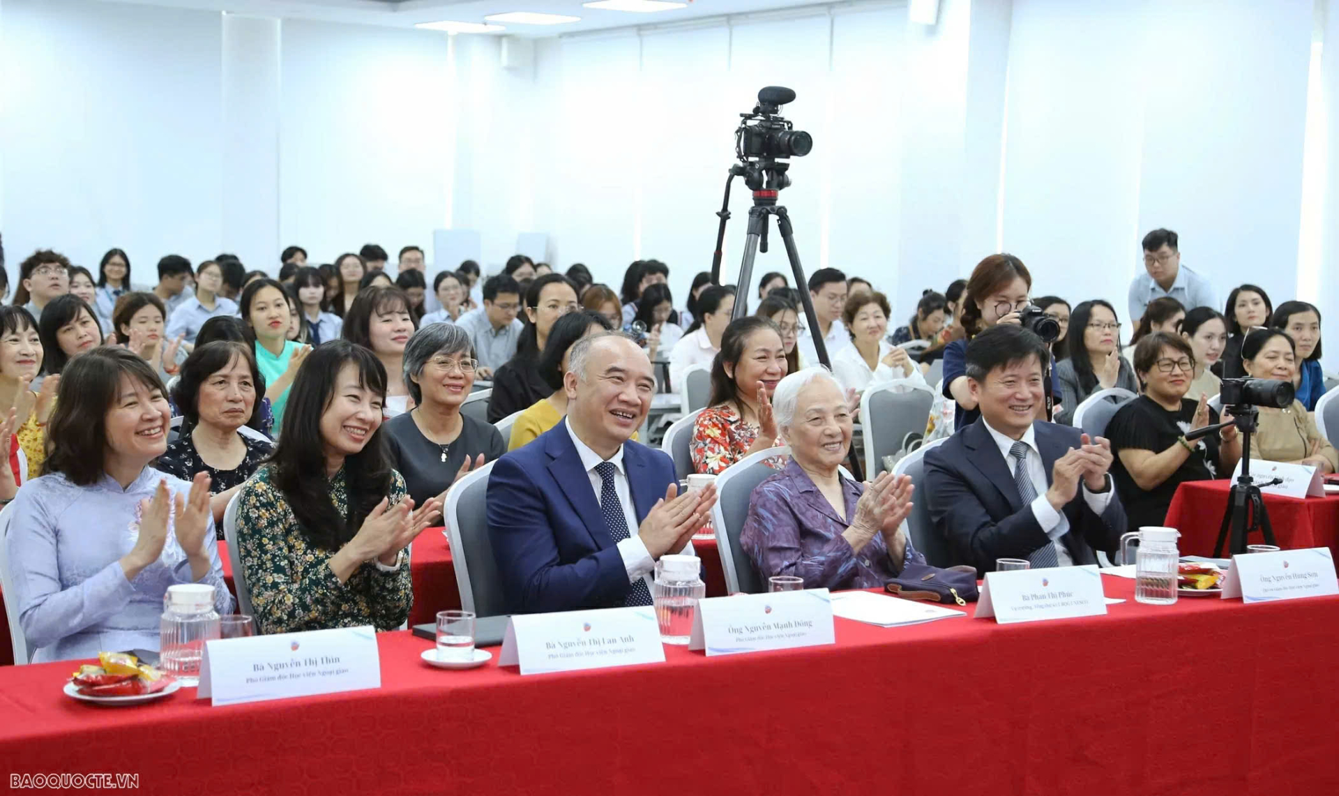 Các đại biểu tham dự tọa đàm. Ảnh: BQT