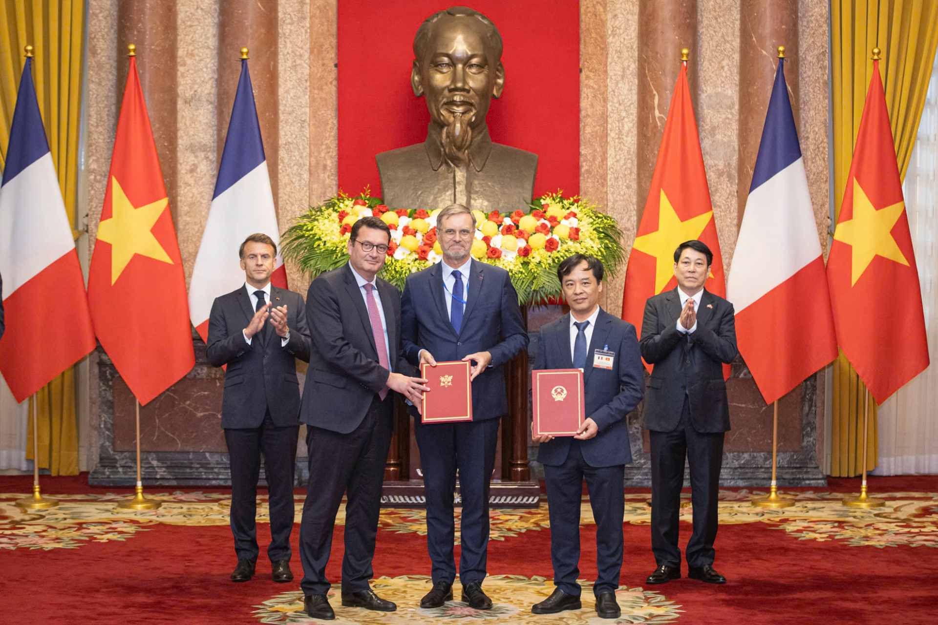 Viện Hàn lâm Khoa học và Công nghệ Việt Nam ký kết Ý định hợp tác với Trung tâm Nghiên cứu Vũ trụ Quốc gia Pháp và Tập đoàn Airbus Defence & Space trong lĩnh vực phát triển vệ tinh quan sát Trái đất. Ảnh: VGP
