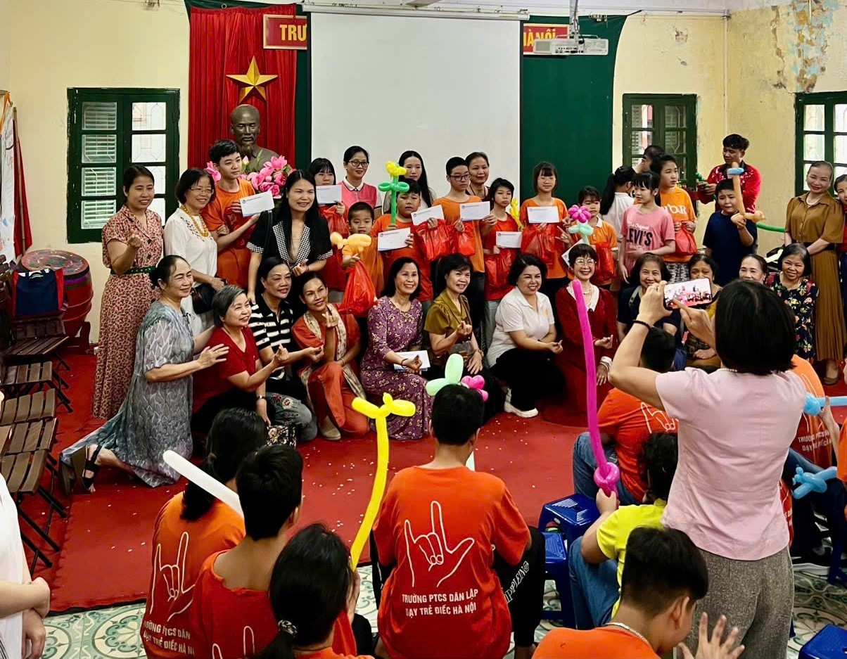 CLB Nhà báo nữ Việt Nam trao quà cho học sinh khiếm thính tại Hà Nội