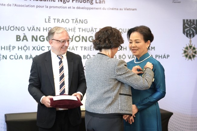 Bộ trưởng Bộ Văn hóa Pháp Rachida Dati trao tặng Huân chương Văn học nghệ thuật bậc sĩ quan cho TS Ngô Phương Lan
