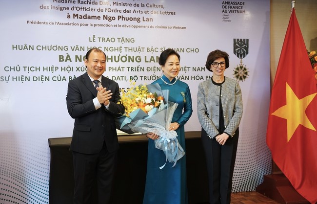 Thứ trưởng Bộ Văn hóa, Thể thao và Du lịch Lê Hải Bình tặng hoa chúc mừng TS Ngô Phương Lan