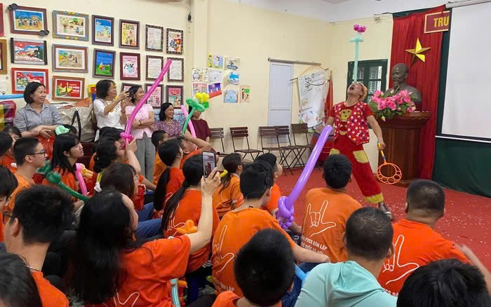 Điểm nhấn là buổi biểu diễn xiếc với các tiết mục xiếc thú, hề và ảo thuật