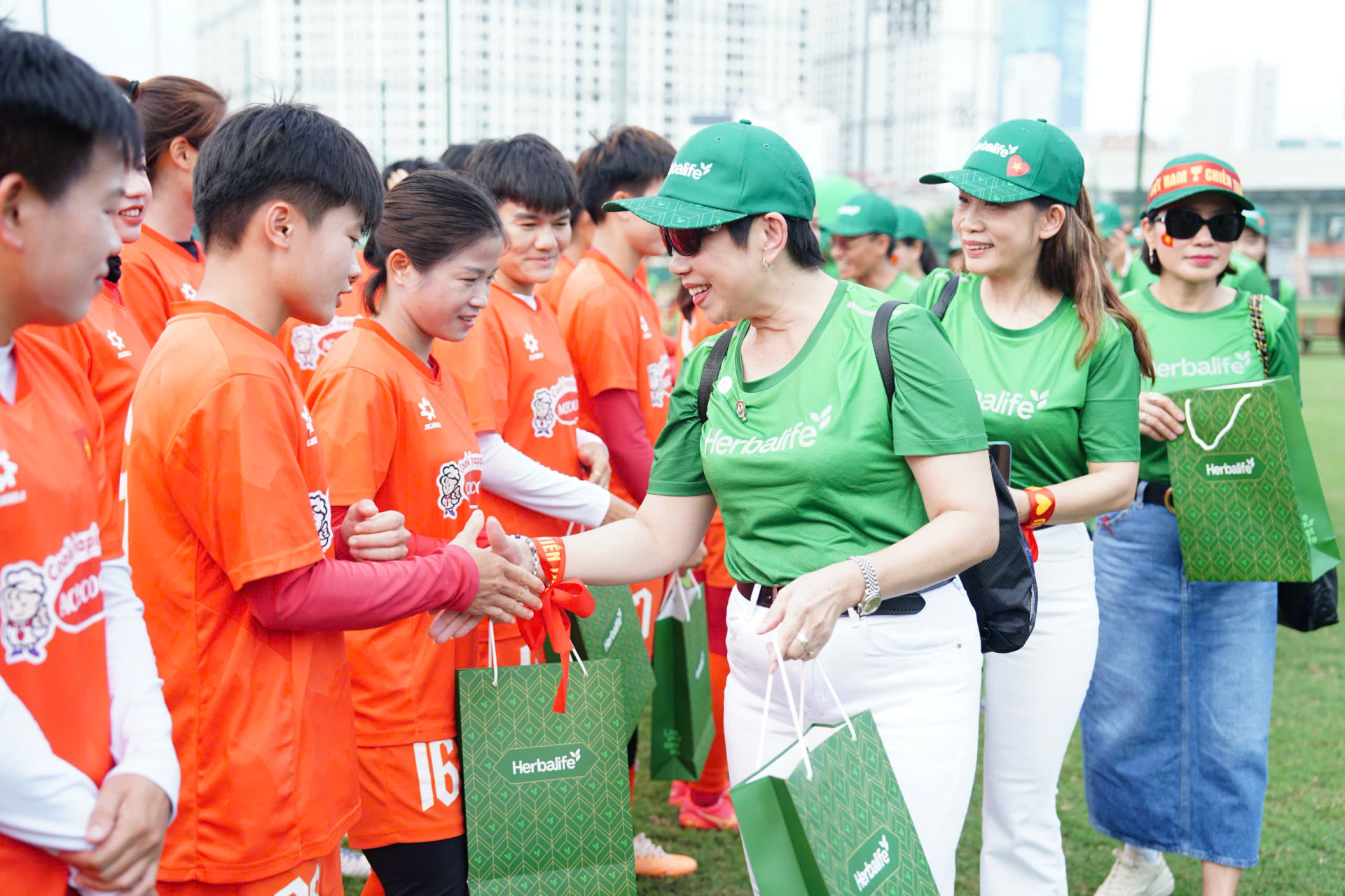 Herbalife Việt Nam tiếp sức các Đội tuyển Bóng đá Quốc gia: Lan tỏa dinh dưỡng khoa học và tinh thần thể thao